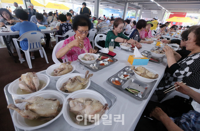 [포토]'초복맞아 어르신들께 삼계탕 대접을'