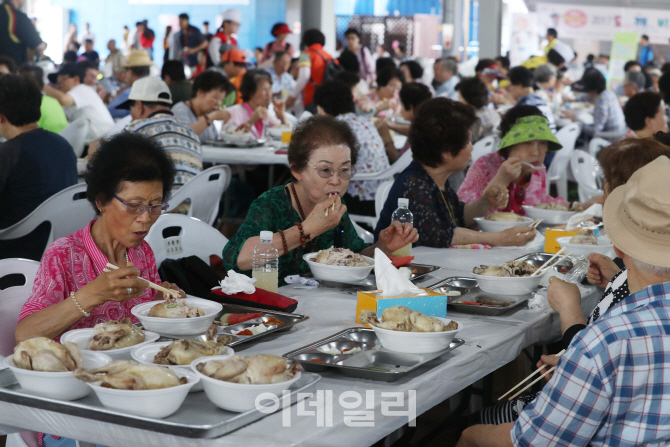 [포토]'어르신들께 삼계탕 대접을'