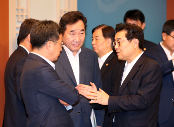 靑 "임명연기 꼼수란 野, 해도해도 너무해…'착한 추경' 부탁"