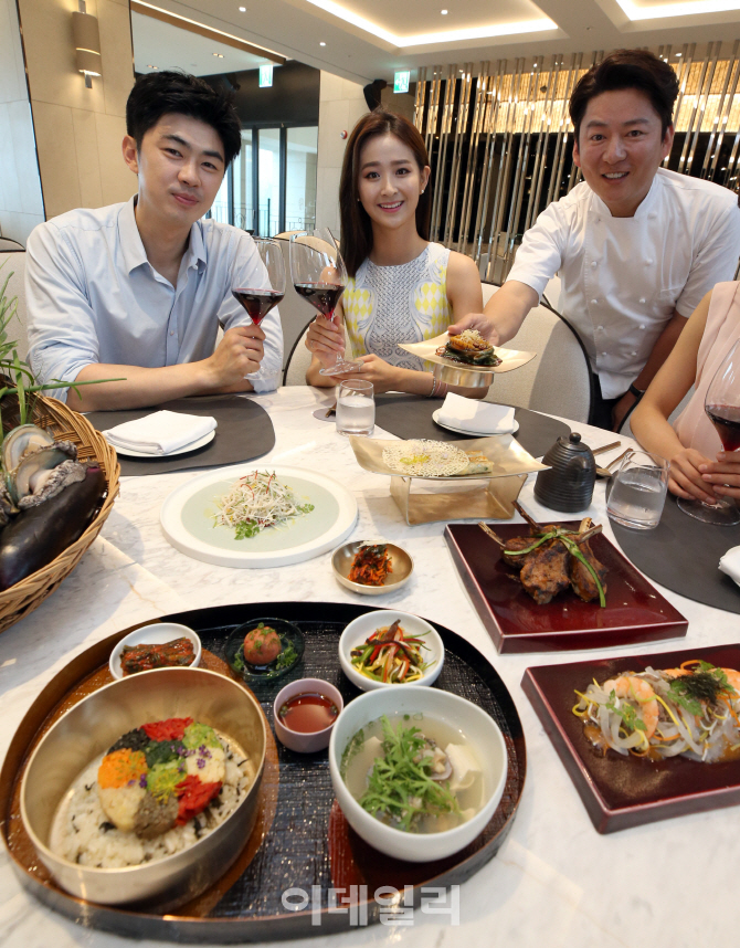 [포토]강레오가 선보이는 한식 요리 맛보러오세요!