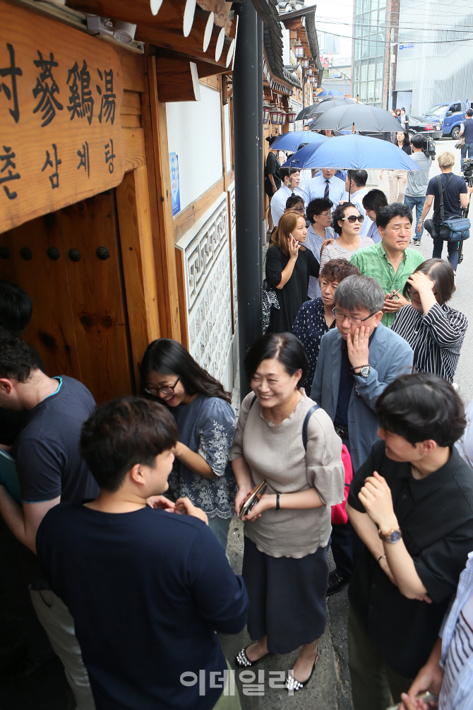 [포토]삼계탕집 앞 '북적북적'