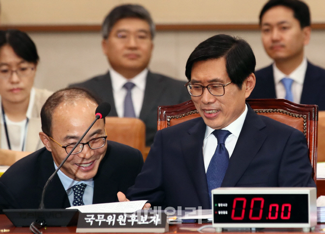 [포토]박상기 법무부 장관 후보자, '여유?'