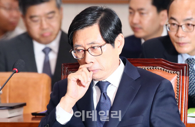 [포토]박상기 법무부 장관 후보자, '답변 고민'