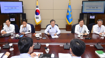 文대통령의 하소연 “일할 조직·예산 가로막혀 참 답답”(상보)