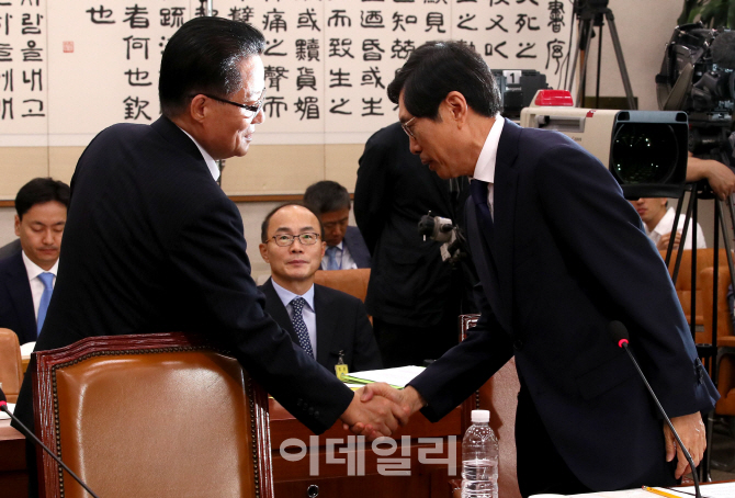 [포토]악수하는 박상기-박지원