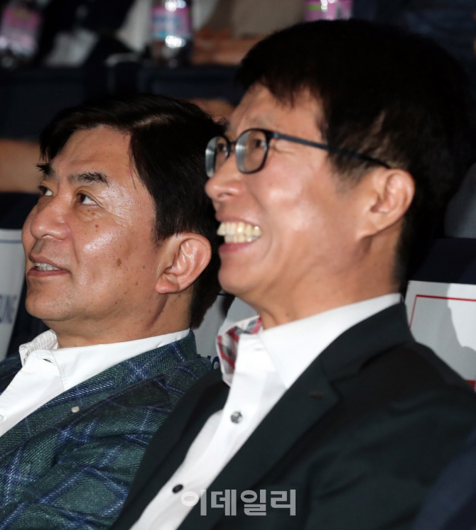 [포토]시네마 LED 바라보는 김현석 삼성전자 사장-차원석 롯데시네마 대표이사