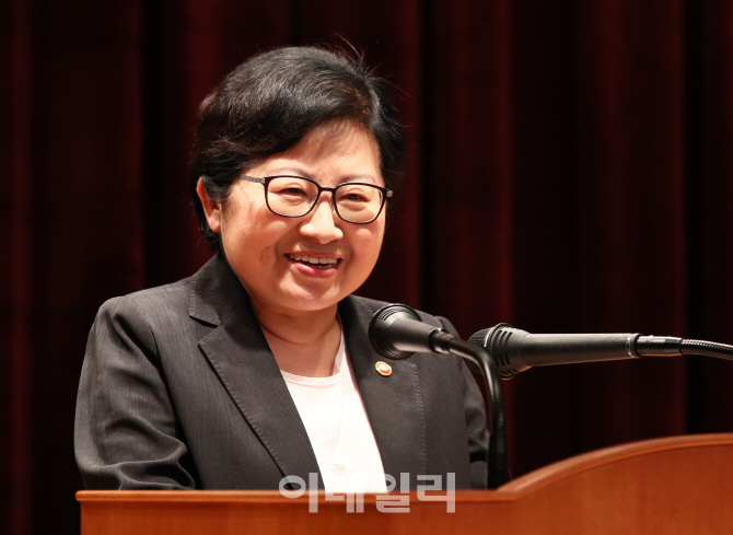 [포토]2017 청소년 및 가정의 달 기념 유공자 포상식, '축사하는 정현백 장관'