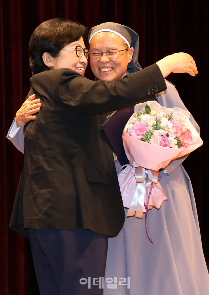 [포토]2017 청소년 및 가정의 달 기념 유공자 포상식, '축하합니다'