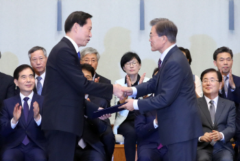 文대통령, 송영무 장관에 '전작권 조기 환수·방산비리 척결' 강조