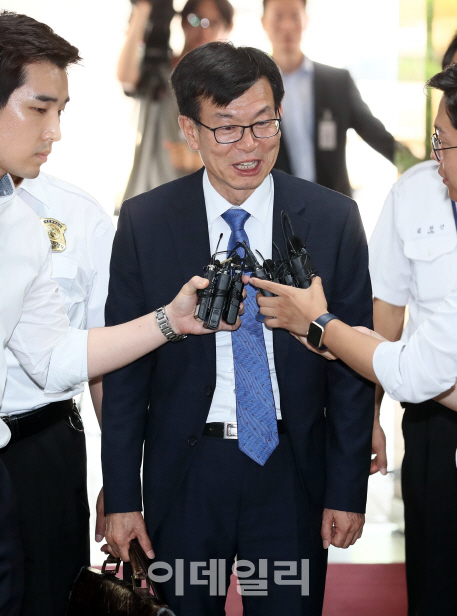 이재용 재판 출석한 김상조 “시민의 의무 수행하러 왔다”