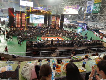 "TV 안봐요" 10대들, '유튜버 스타' 찾아 고척돔으로