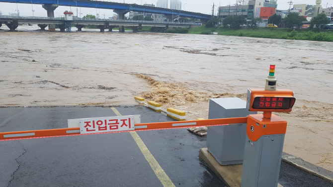 청주, 기록적인 물폭탄..경부고속道 옥산휴게소도 잠겨