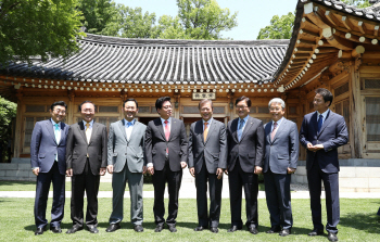 文대통령, 협치모드 가속화…靑·與野회동 지뢰밭 즐비