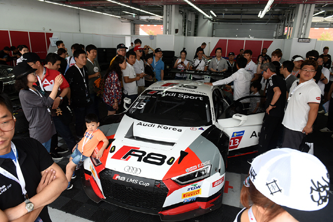 [포토] [아우디 R8 LMS] 팀 아우디 코리아를 응원하기 위해 모인 사람들