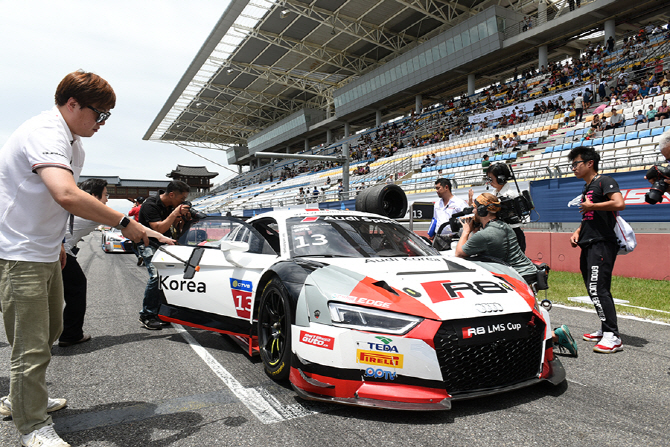 [포토] [아우디 R8 LMS] 무더위 속에서 강렬한 존재감을 드러낸 팀 아우디 코리아의 R8 LMS 레이스카