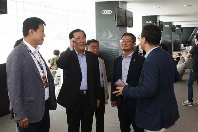 [포토] [아우디 R8 LMS] 아우디 라운지를 둘러보는 국회의원 박준영