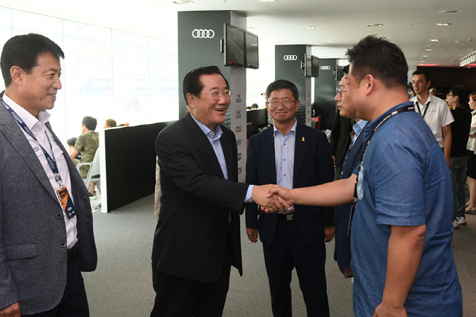 [포토] [아우디 R8 LMS] 전홍식 대표와 악수를 나누는 박준영 국회의원