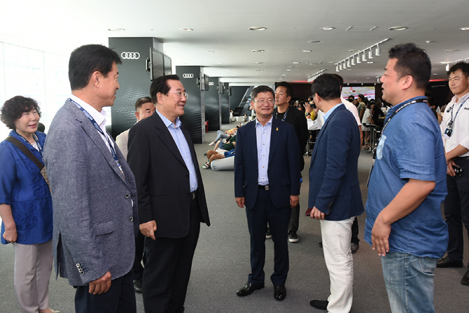 [포토] [아우디 R8 LMS] 모터스포츠 발전을 이야기하는 박준영 국회의원과 전홍식 대표