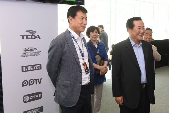 [포토] [아우디 R8 LMS] 아우디 라운지를 찾은 박준영 국회의원과 손관수 대한자동차경주협회장