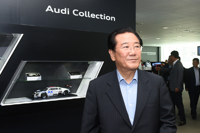 [포토] [아우디 R8 LMS] 아우디 라운지를 둘러보는 박준영 국회의원