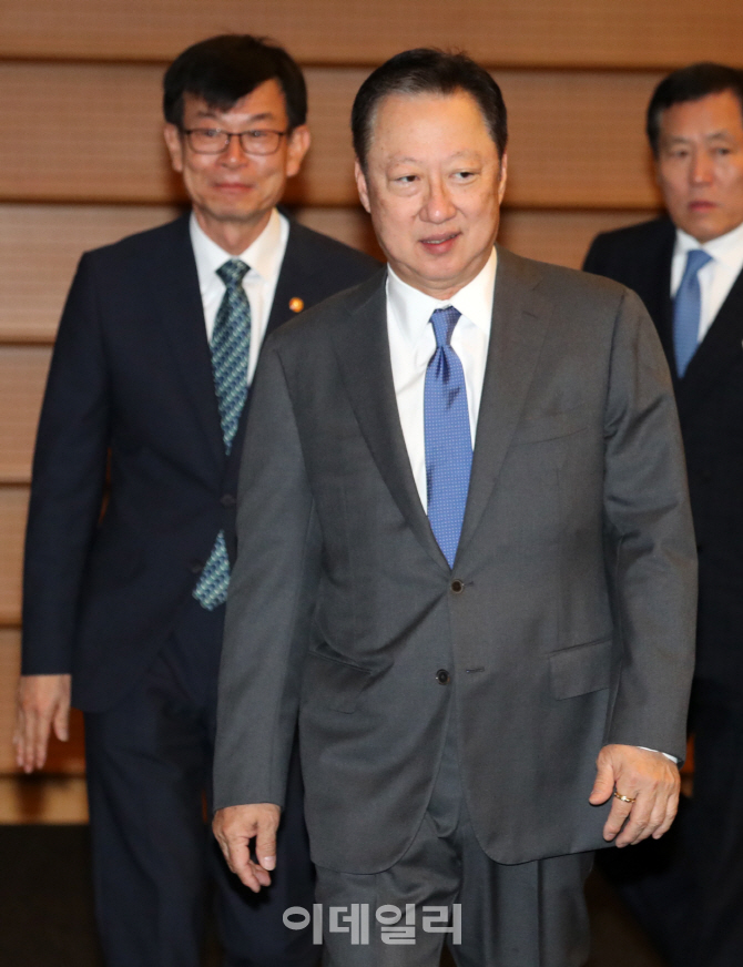 [포토]입장하는 박용만 대한상의 회장-김상조 공정거래위원장