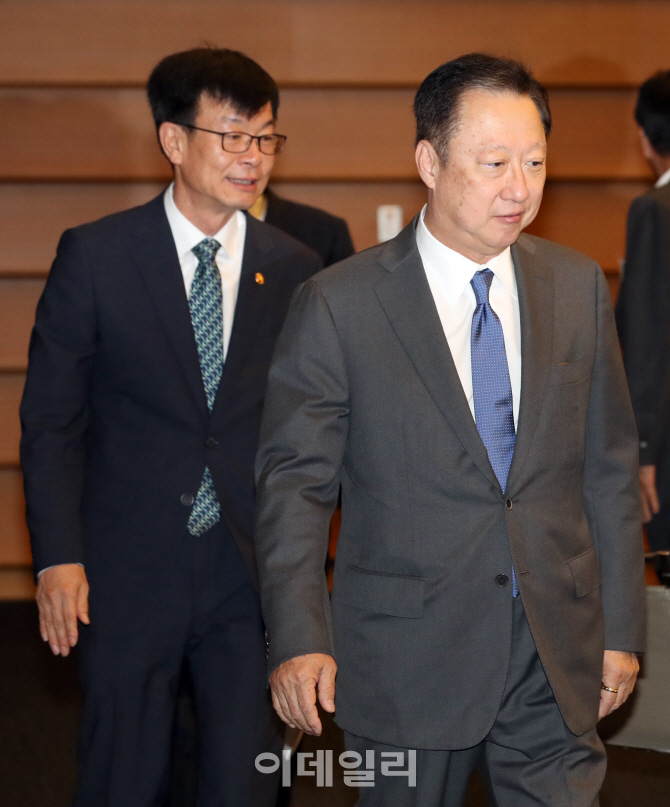 [포토]'대한상의 조찬간담회' 참석하는 박용만 대한상의 회장-김상조 공정거래위원장