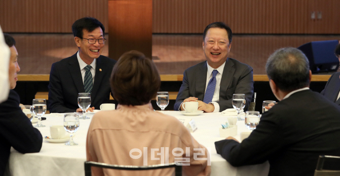 [포토]참석자들과 이야기 나누는 박용만 대한상의 회장-김상조 공정거래위원장