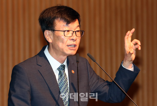 김상조 “최저임금 인상분 재정투입, 한시적 대책..마중물 차원”