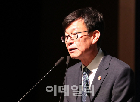 김상조 “전속고발권 점진적 폐지..공약 후퇴아닌 합리적 실천”(종합)