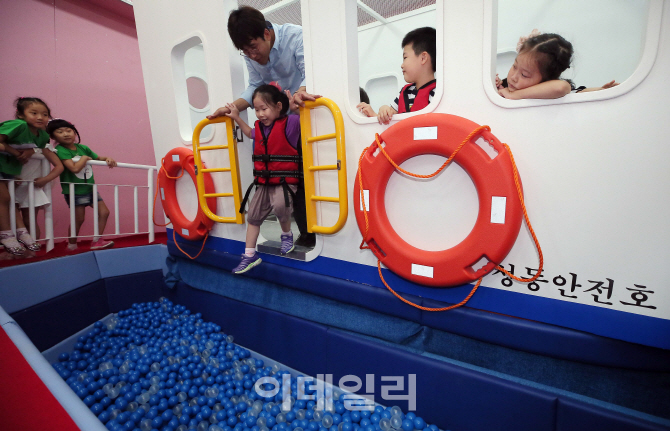 [포토]'해양선박탈출 요령 배워요'