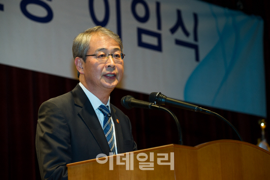 임종룡 금융위원장, 34년 공직생활 마무리...“시장 균형 잡아달라”(상보)