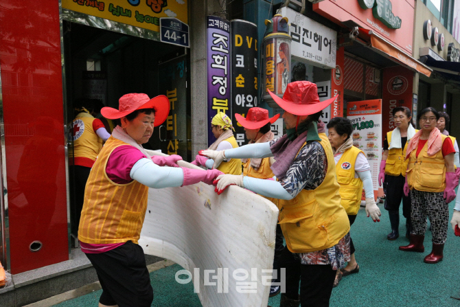 [포토] 수해지역 봉사하는 적십자사 봉사대원들