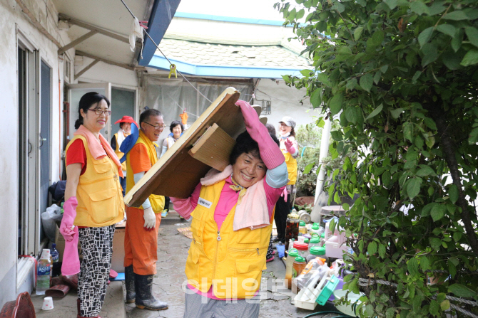 [포토] 청주 수해지역 봉사하는 적십자사 봉사대원들