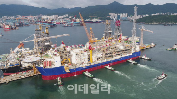 대우조선 '익시스FPSO' 정상 출항…해양플랜트 인도 순항