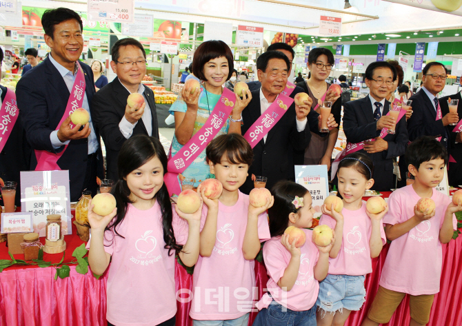 [포토]농협, 4色 4選 이색 복숭아 소비촉진 캠페인' 행사 개최