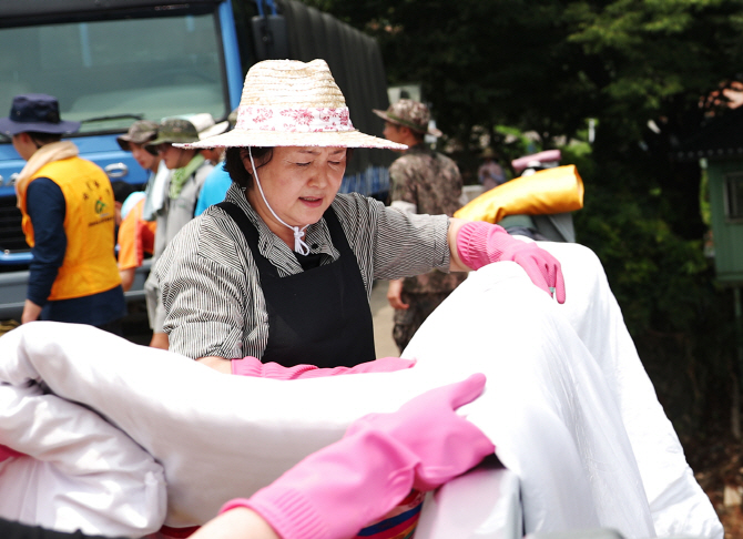 [포토] 김정숙 여사 청주 수해현장 복구지원