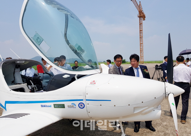 [포토]건국대, 국산 2인승 경량항공기(KLA-100) 초도비행 성공