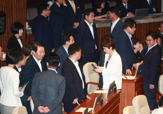 與의원, 추경 표결 불참 후폭풍…권리당원 “사과 요구”