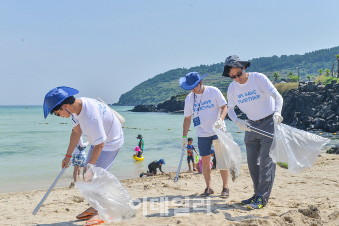 [포토] 해안 정화활동 -위 세이브 투게더