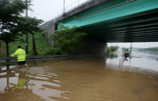 반나절 게릴라 폭우에 피해 속출…1명 사망·지하철 운행 중단도