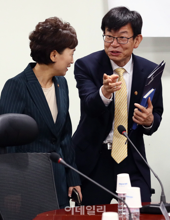 [포토]당정협의, '대화하는 김상조-김현미'
