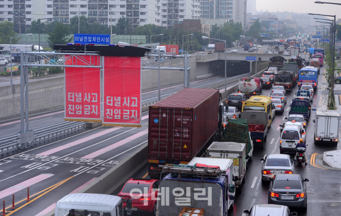 [포토]통제된 제2외곽순환도로 인천 북항터널