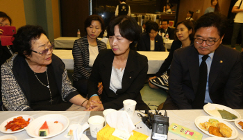 與지도부, 김군자 할머니 조문…"거짓에 굴복안한 삶"