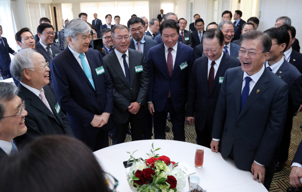 文대통령·재계총수, 소상공인 수제맥주로 상생의 호프타임(종합)