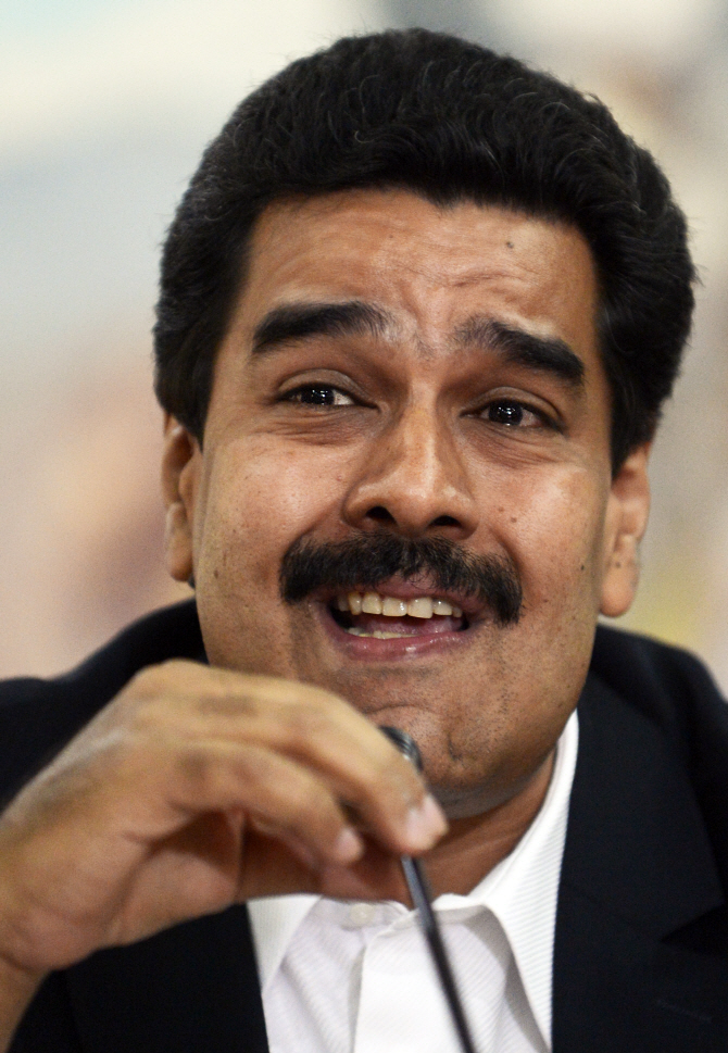 美, 베네수엘라 고위관료 13명 제재…"원유수입 금지도 검토"