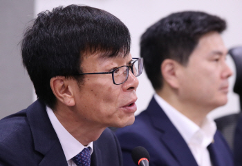 고개숙인 김상조.."가맹점 갑질 처리지연 반성한다"