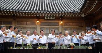 文대통령·재계총수 “더불어 잘사는 경제를 위하여” 합창 (종합)