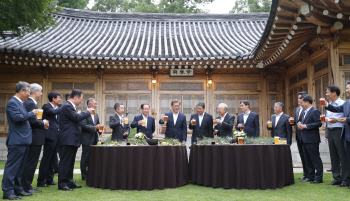 文대통령·기업인 회동 이틀째…비올 경우 상춘재 내부 호프타임