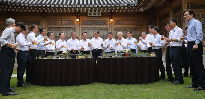 文대통령·재벌 총수, ‘쿨비즈룩’ 대열 동참