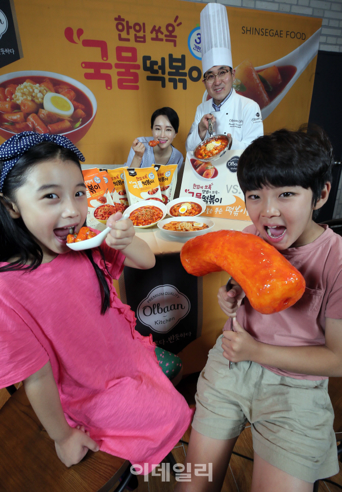 [포토]'여름방학 간식은 올반 한입쏘옥 국물떡볶이'